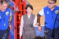 コイントスを務めた元スピードスケート日本代表の高木菜那さん。写真：金子拓弥（THE DIGEST写真部）