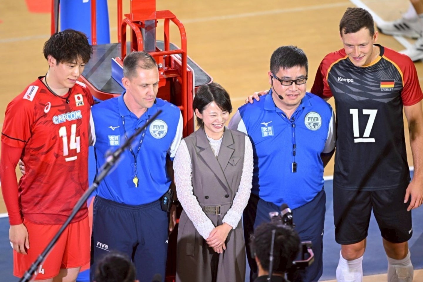 元スピードスケート日本代表の高木菜那（中央）さん。バレー会場でコイントスの大役を務めた。写真：金子拓弥（THE DIGEST写真部）