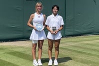 決勝ではライバルのベリンスカ（左）を逆転で下し優勝を飾った13歳の宮澤（右）。海外での経験を積みながら、「グランドスラムで活躍できる選手になる」という夢に向かって着実に歩みを進めている。写真：内田暁