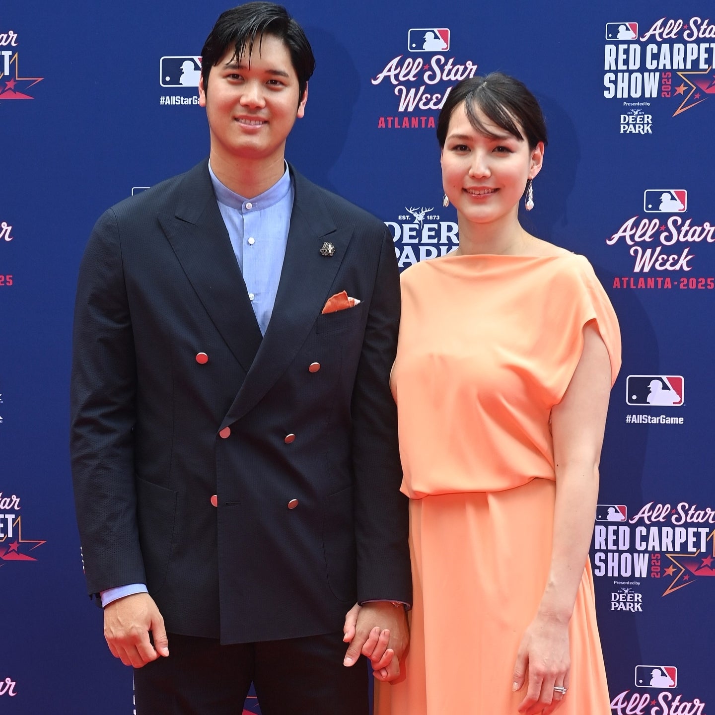 手をつないで記念撮影に収まる夫妻。大谷はメモリアルな一日を10枚の“厳選ショット”で振り返った。(C)Getty Images
