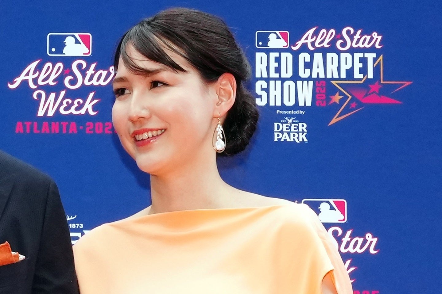 大谷とともにレッドカーペットを歩いた妻の真美子さん。(C) Getty Images