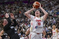 ニュージーランドの選手を弾き飛ばすチャン・ツーユウ。待望のシニアデビューに世界が熱い視線を送る。(C)Getty Images