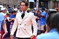 純白ジャケットで颯爽とレッドカーペットを歩く山本。このあと大谷ばかりか、スミスからも“愛あるいじり”を受けることに。(C)Getty Images
