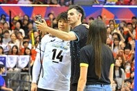 石川はペルージャの同僚であるロセルと記念撮影に収まった。写真：金子拓弥（THE DIGEST写真部）