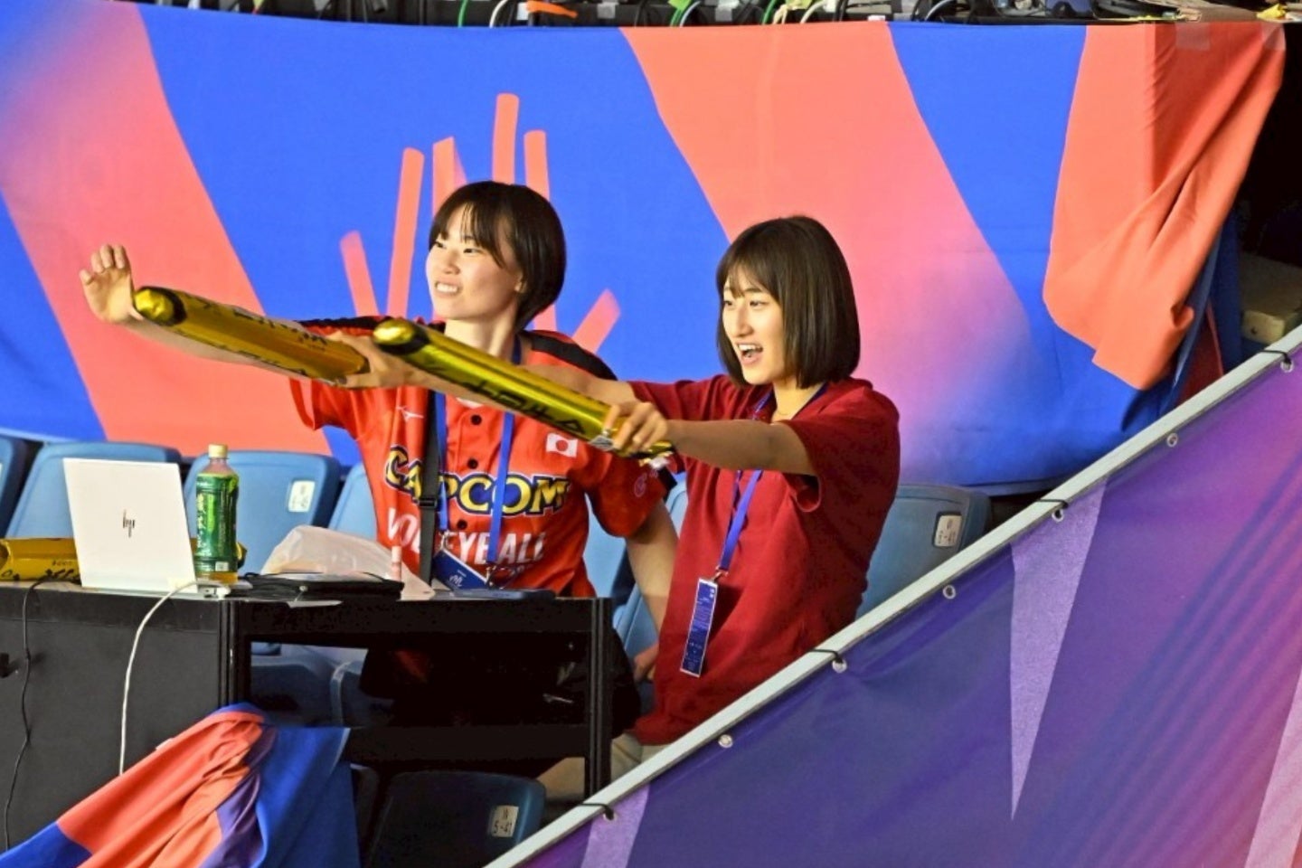 女子バレー日本代表の秋本美空(右)。会場で男子のアルゼンチン戦を観戦した。写真:金子拓弥(THE DIGEST写真部)