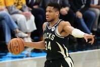 ロスターの変更に伴い、来季はアデトクンボの役割にも変化が生じるかもしれない。(C)Getty Images