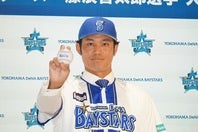DeNA入団会見を行なった藤浪。逆転優勝へ意気込みを語った。写真：萩原孝弘