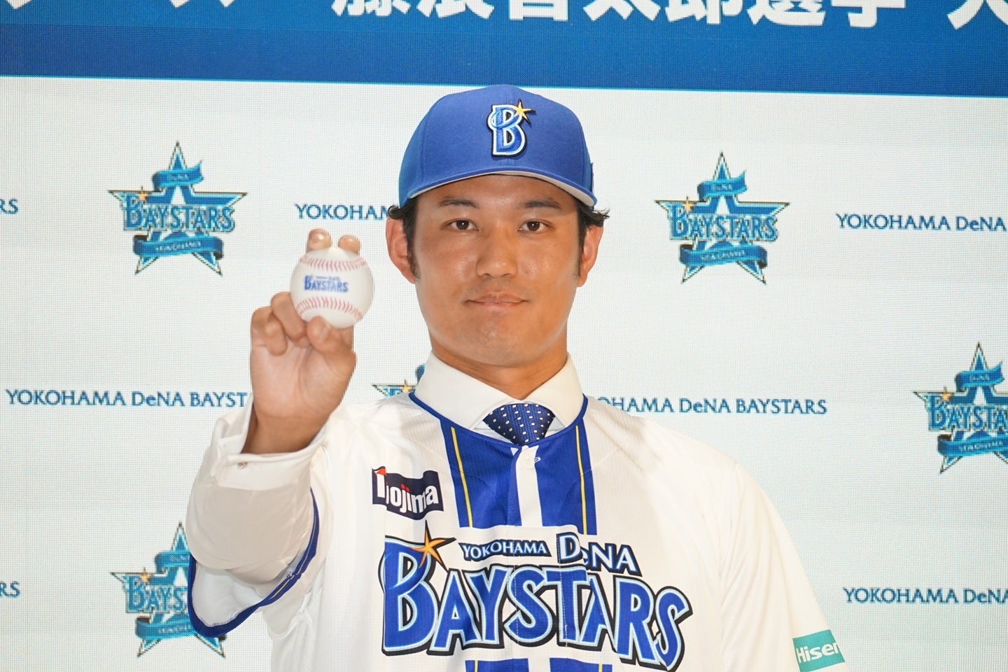 DeNA入団会見を行なった藤浪。逆転優勝へ意気込みを語った。写真：萩原孝弘