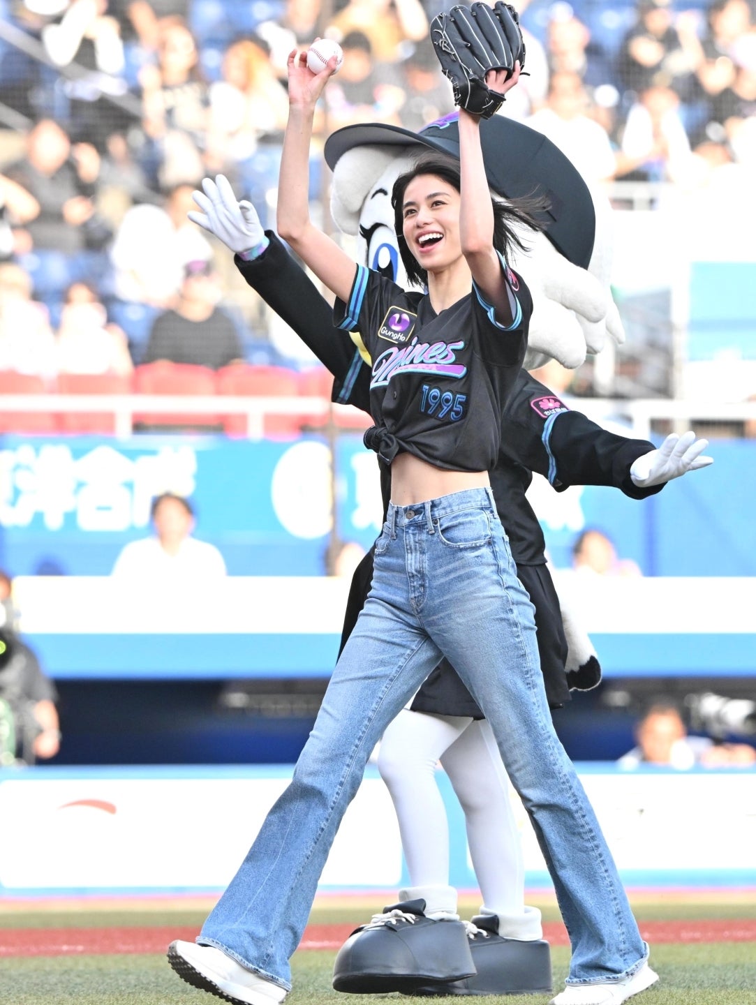 鮮やかなワインドアップを披露し、会場を沸かせた佐藤晴美さん。写真：産経新聞社