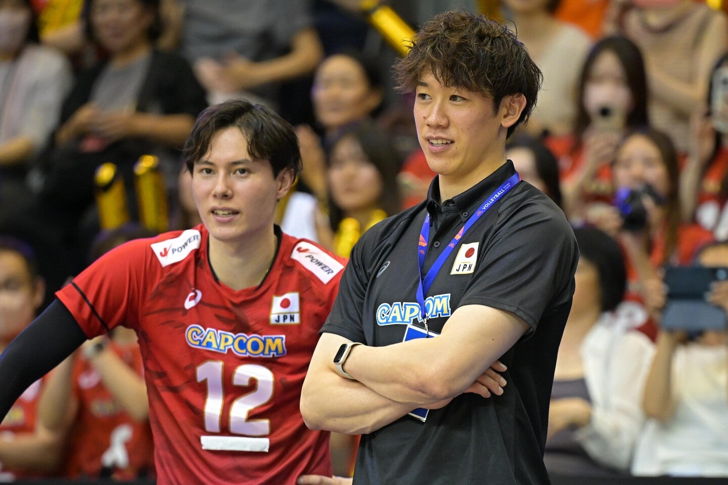 ブラジル戦を欠場した石川祐希（右）。この日は高橋藍（左）がキャプテンを務めた。写真：金子拓弥（THE DIGEST写真部）