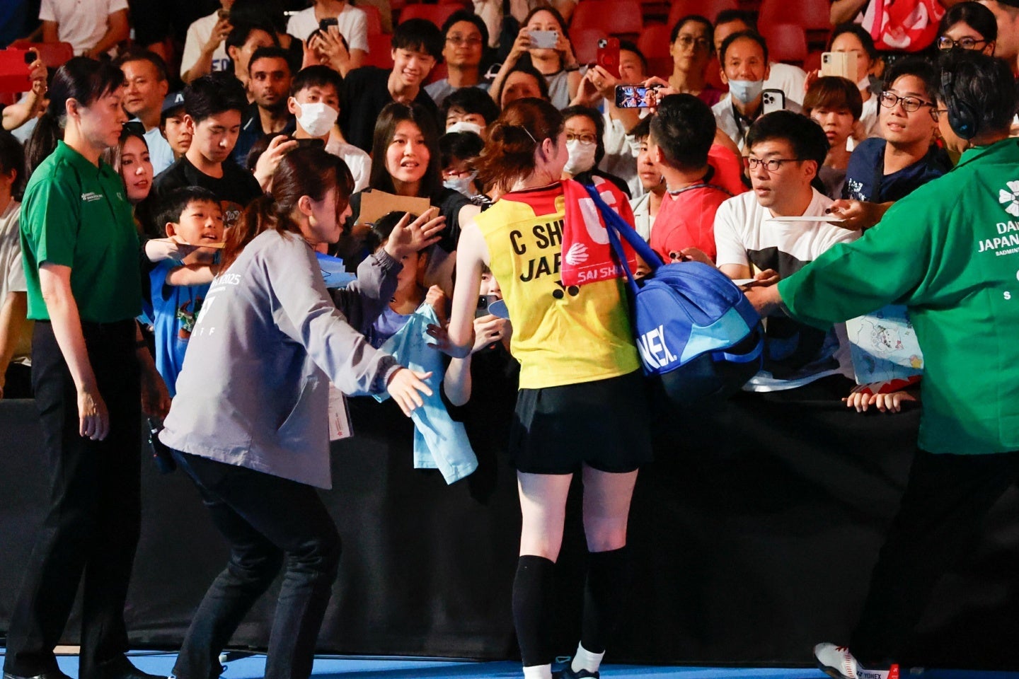 サインをもらおうと大勢のファンが志田に声援を送った。写真：滝川敏之