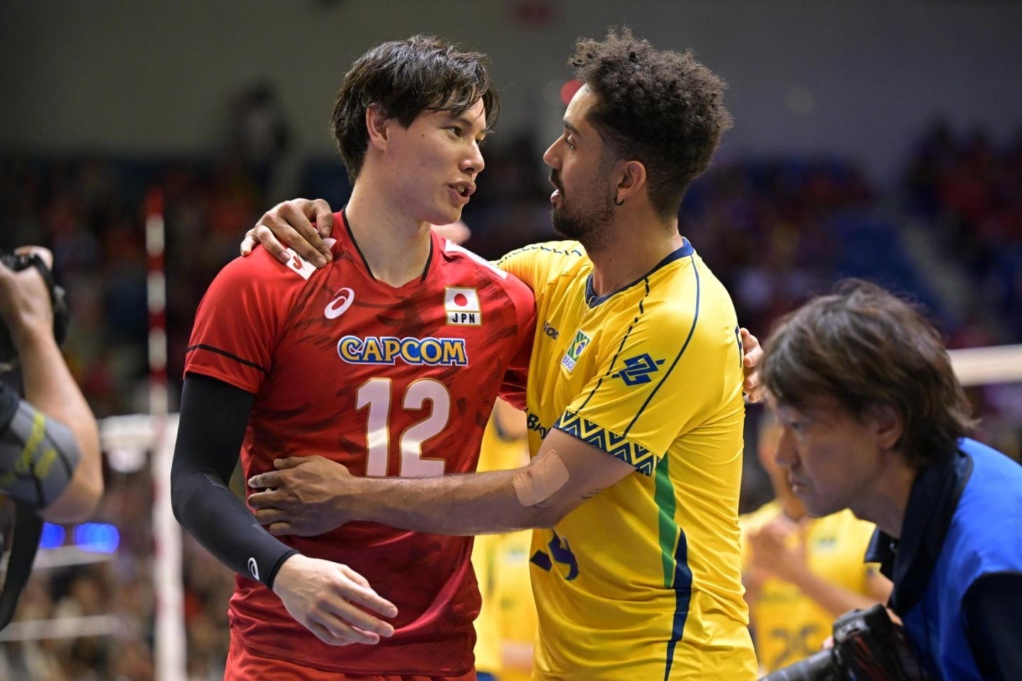 試合後、高橋(左)はセリエA時代の同僚クレリングと再会を喜んだ。写真:金子拓弥(THE DIGEST写真部)