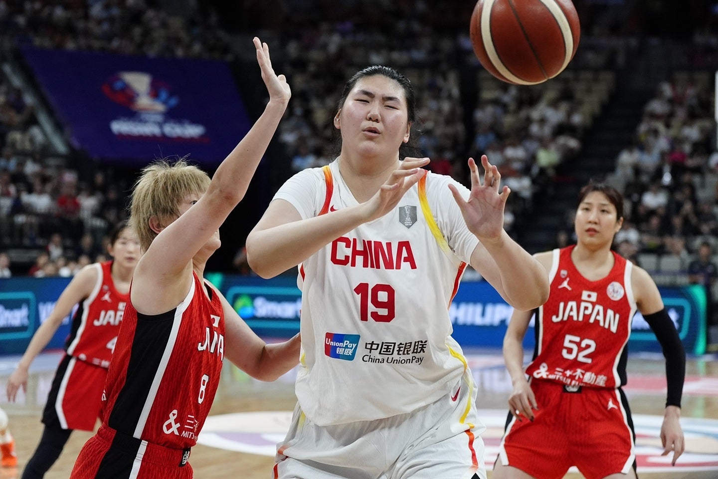 中国の張子宇に対して、日本は厳しいディフェンスで対応。(C) Getty Images