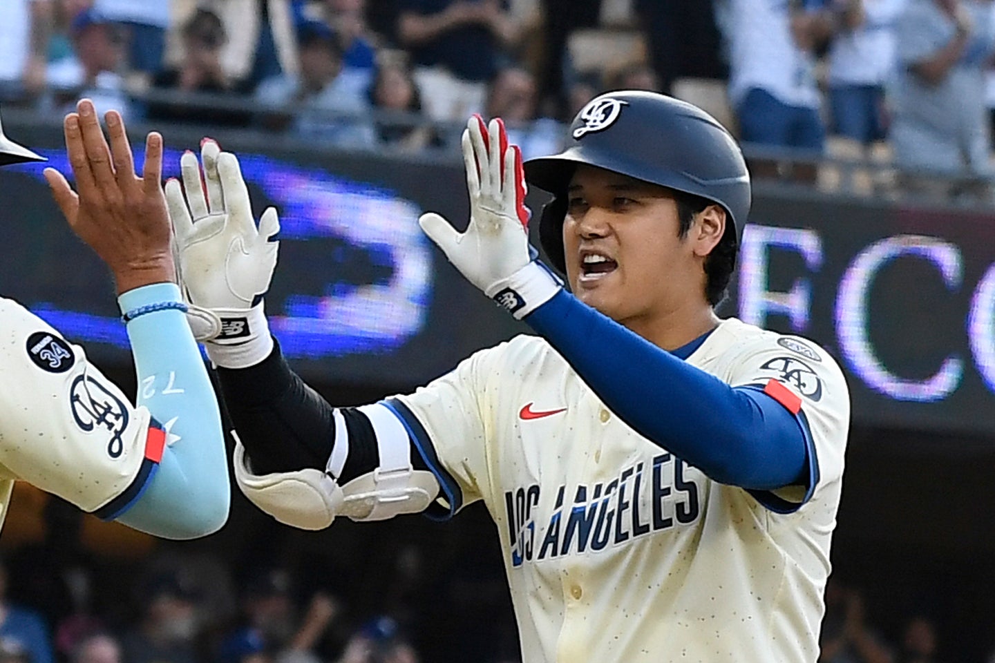 逆方向に豪快な33号２ランを放ったドジャースの大谷翔平。(C)Getty Images