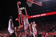 終盤に豪快なダンクを叩き込んだ吉井。会場のららアリーナを沸かせた。写真：福冨倖希