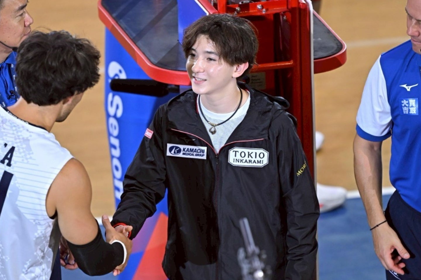 米国戦のコイントスを務めた中田。米国選手と握手した。写真：金子拓弥（THE DIGEST写真部）