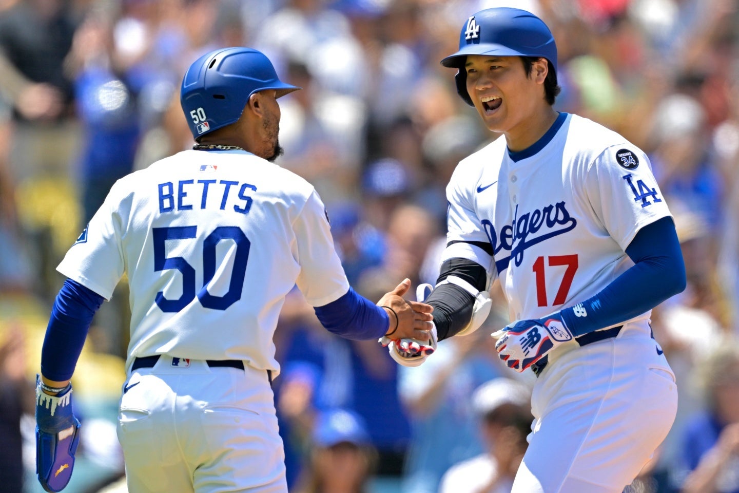 大谷は３回に逆方向への34号２ランHR。今季初めて１番に座ったベッツとタッチを交わした。(C)Getty Images
