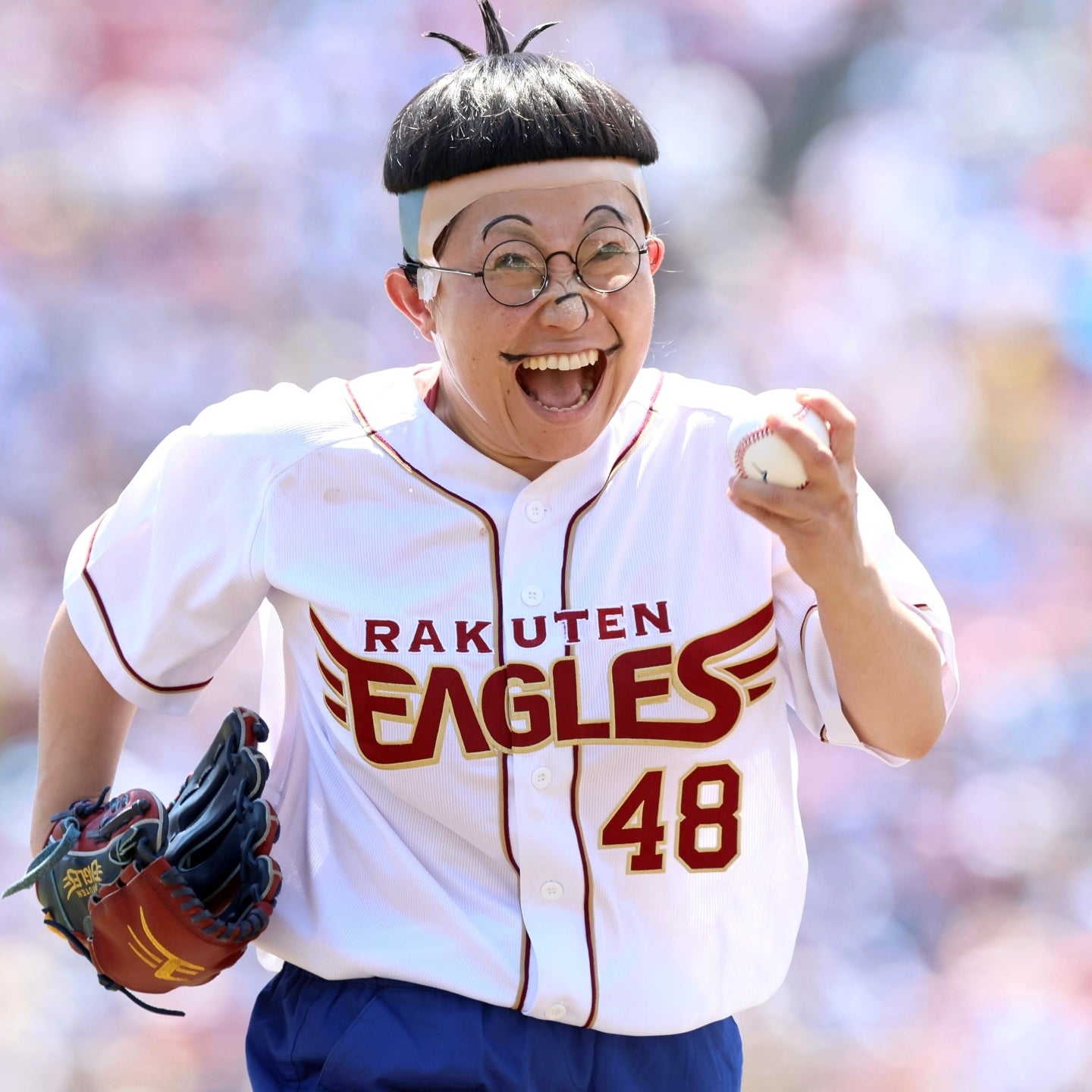 衝撃メイクで登場したキンタロー。さん。楽天モバイルの観衆を存分に楽しませた。写真：産経新聞社