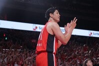 今やホーバス・ジャパンの中心的存在となった吉井。期待を込めて若手へのメッセージを送った。写真：福冨倖希