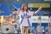 ハマスタでのオールスター第２戦を前に、相川七瀬さんが各球団チアパフォーマーとのコラボパフォーマンスで魅せた。写真：萩原孝弘