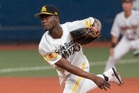 右投げでの投球を披露した左腕モイネロ。写真：野口航志