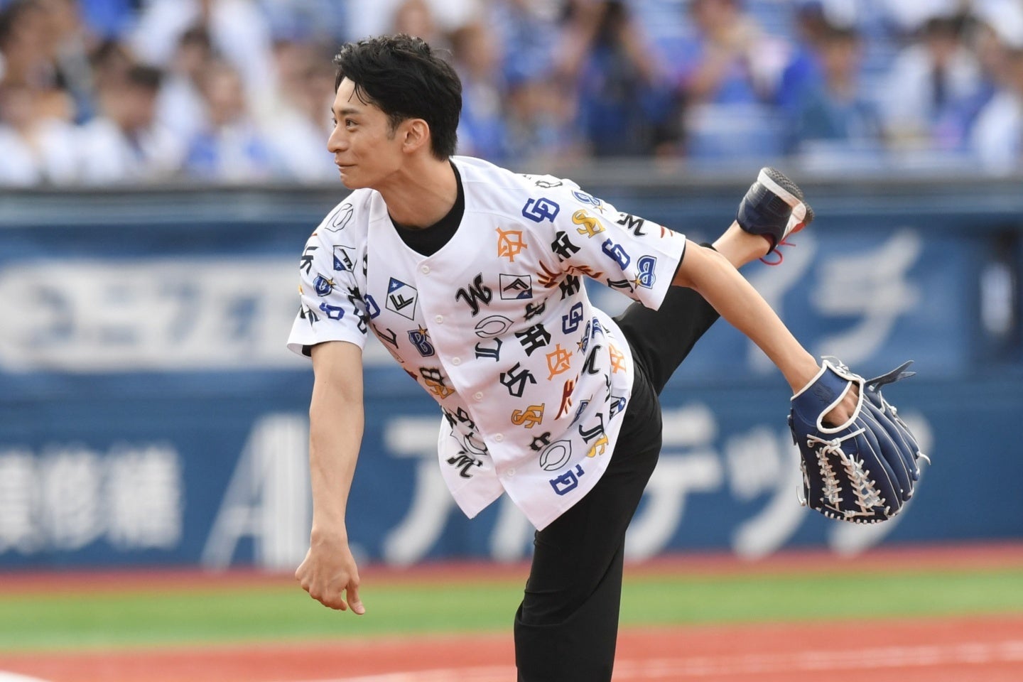 ファーストピッチを務めた競泳の五輪メダリスト入江さん。写真:鈴木颯太朗