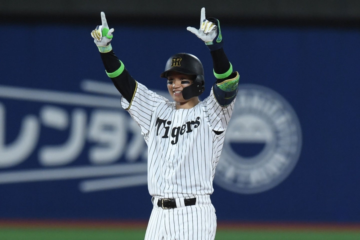 阪神の森下は７回に２点適時二塁打を放ち、ベンチに向かって喜びを表現した。写真:鈴木颯太朗