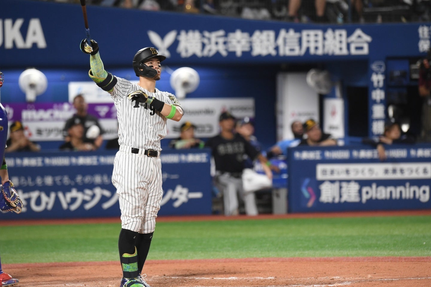 ５回に特大弾を放った阪神の佐藤。打球の行方を追い、ゆっくりとダイヤモンドを一周した。写真:鈴木颯太朗