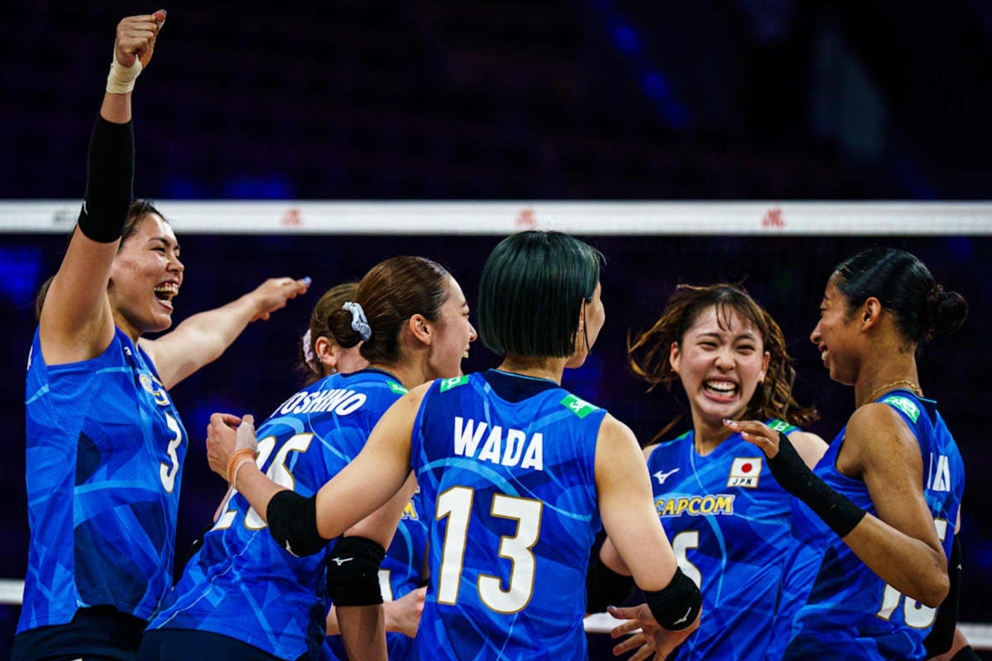 トルコを破りVNL４強入りに喜ぶ日本。(C)Volleyball World