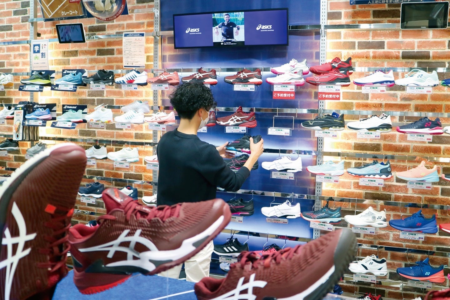 テニスシューズに関しては、全く同じモデルを買い足す場合以外は、必ずショップ店頭で試履きをさせてもらい、自分に最適なタイプとサイズを探そう。写真提供：松尾高司