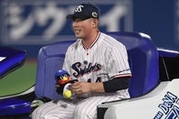 ヤクルトの大西はつば九郎の人形を手に持ってリリーフカーに乗った。写真:鈴木颯太朗