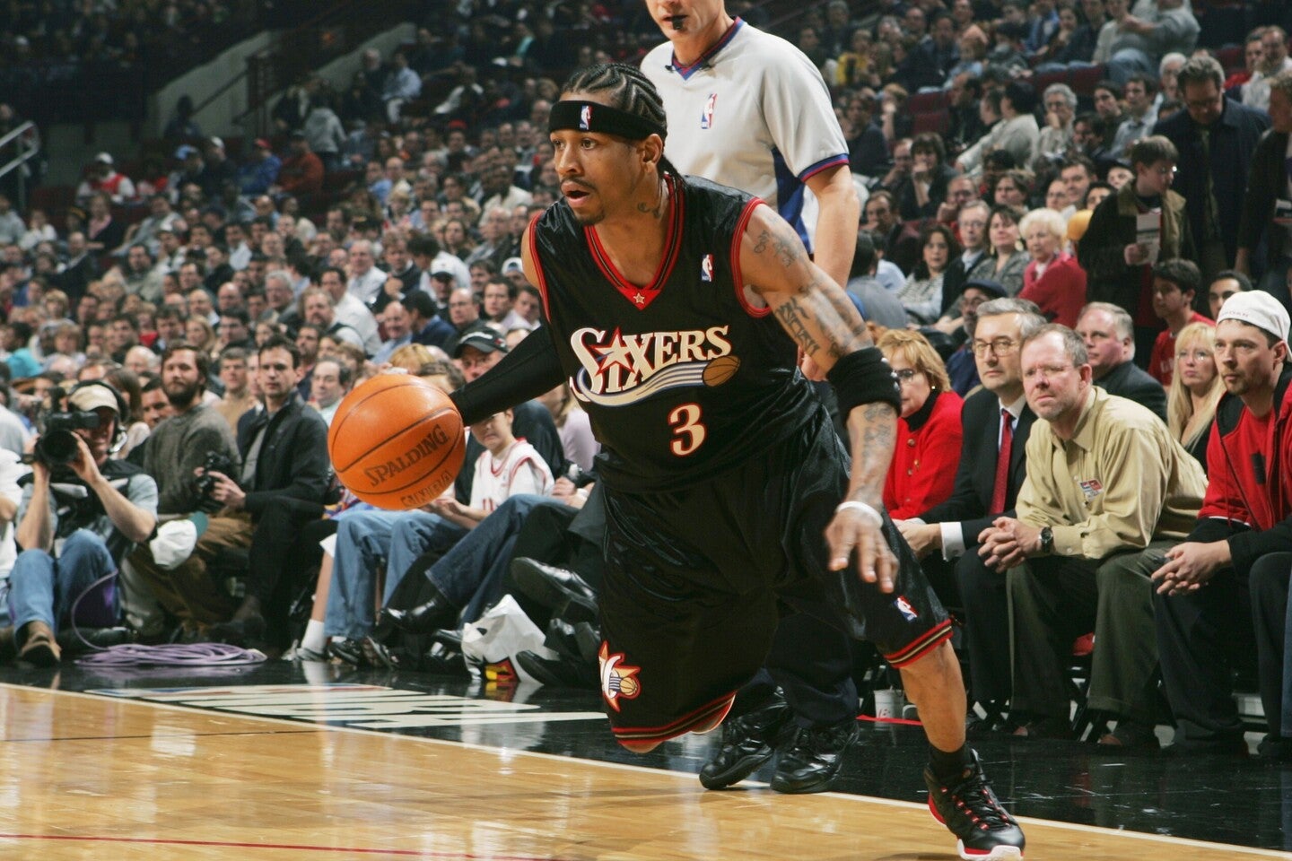 サイズのハンデを物ともせず、４度の得点王に輝いたアイバーソン。当時のNBAでカリスマ的存在だった。(C)Getty Images