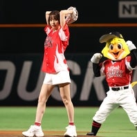 見事なワインドアップを披露する篠田さん。10年ぶりの大役を全うし、スタンドから大きな拍手を浴びた。(C)Softbank Hawks
