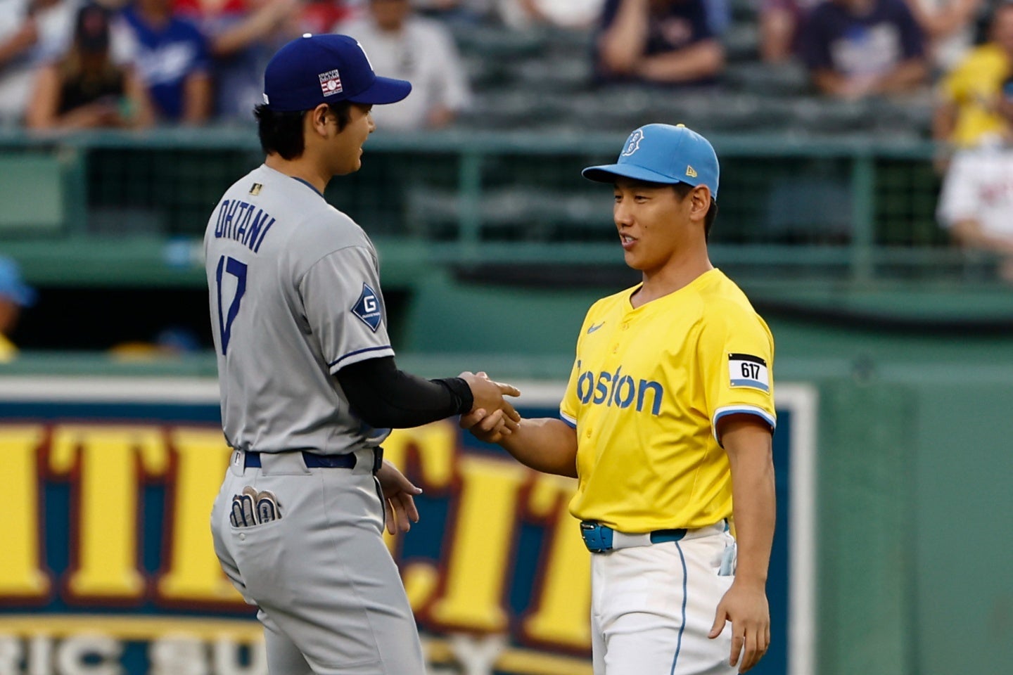 試合前、大谷と吉田は握手を交わした。(C) Getty Images