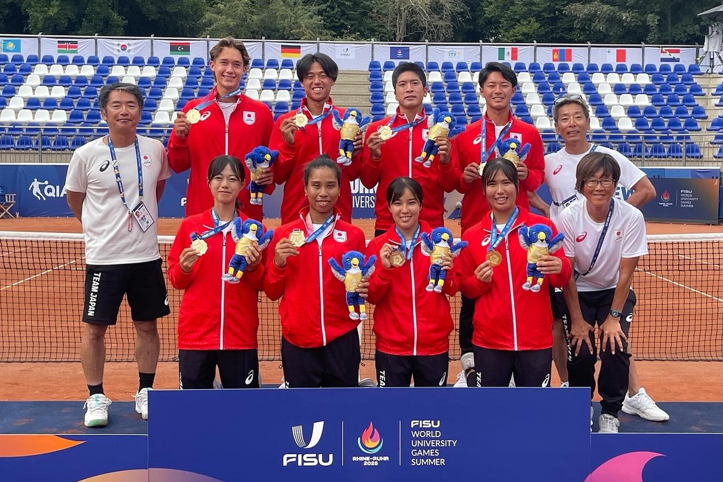 FISUワールドユニバーシティゲームズに参加したテニス日本代表チーム。男女とも金メダルラッシュとなった！ 写真提供：テニス競技日本代表男子監督・宮地弘太郎