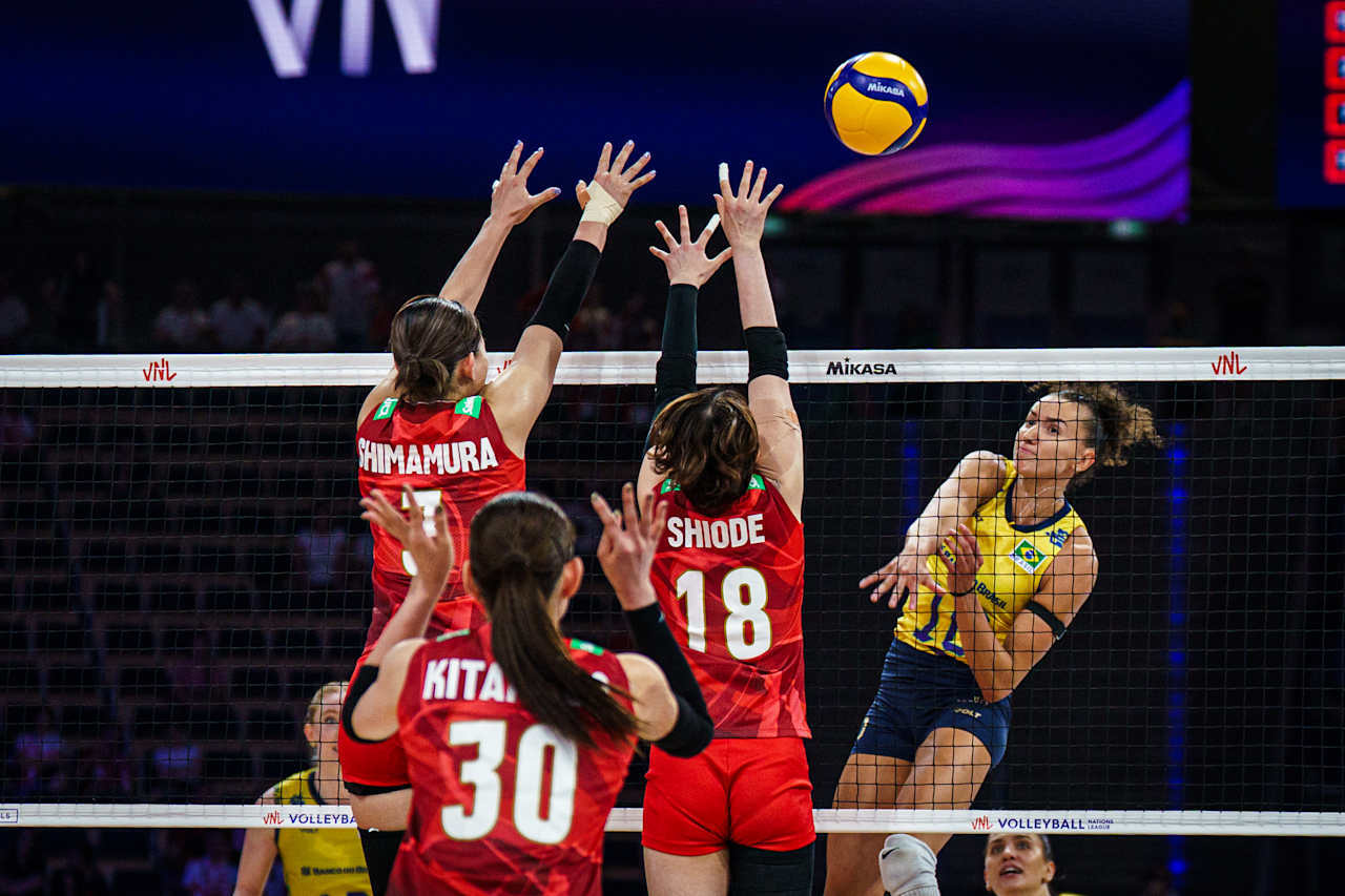 迫力あるプレーで会場を魅了するガビ。(C)Volleyball World