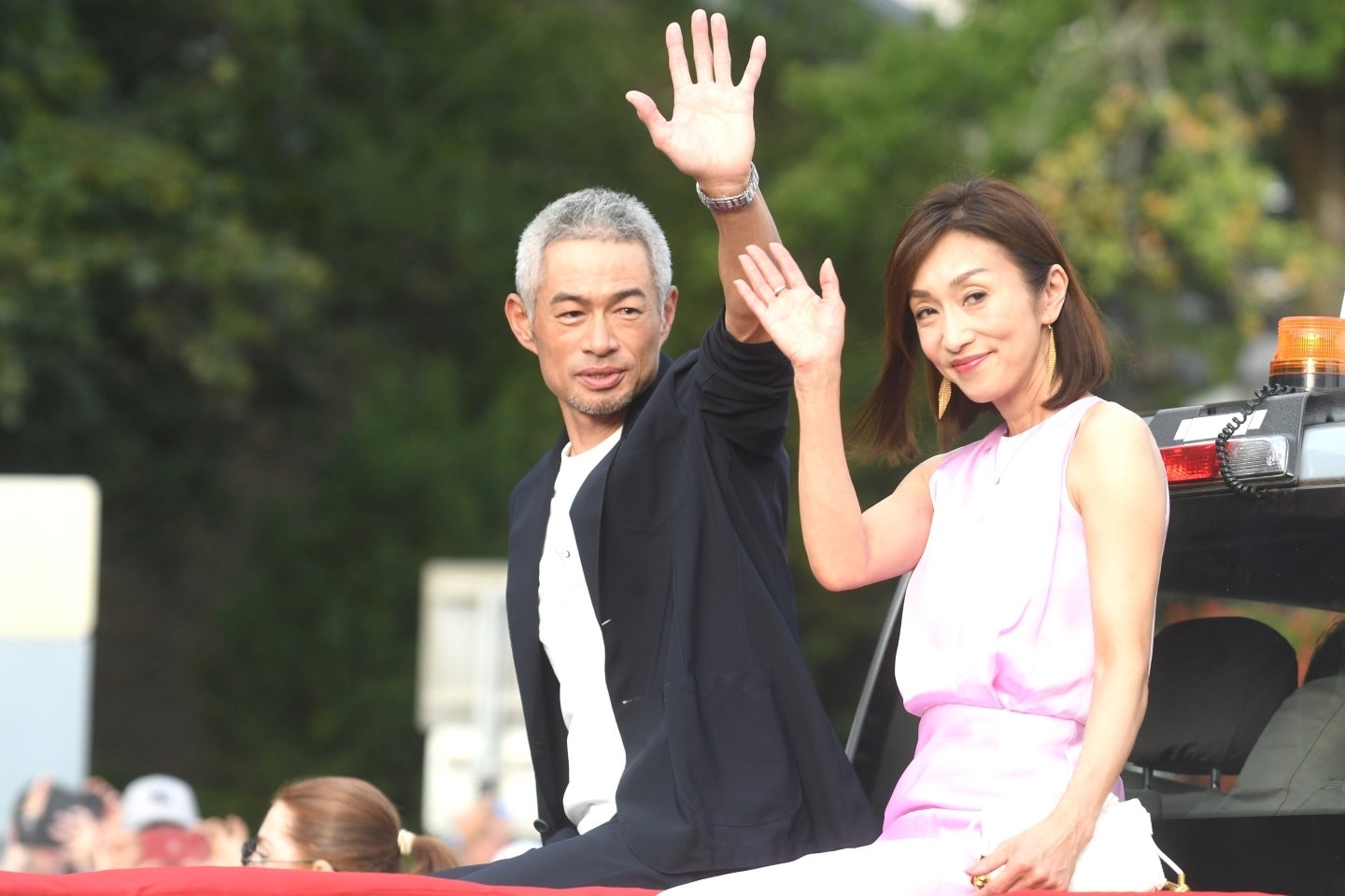 殿堂入りの祝賀パレードで沿道の声援に応えるイチロー氏（左）と弓子夫人（右）。写真：UPI/アフロ