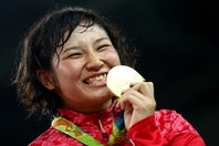 リオ五輪で金メダルを手にする土性さん。23年に現役を退いた。(C)Getty Images