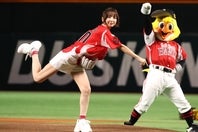 10年ぶりの始球式に臨んだ篠田さん。地元ソフトバンクの快勝に歓喜した。(C)Softbank Hawks