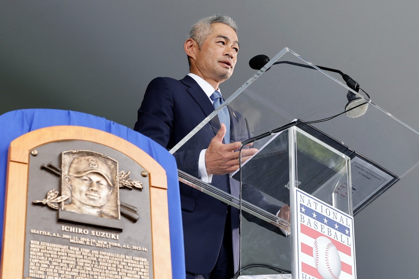 日本人初の米野球殿堂入りを果たしたイチロー氏。すべて英語でスピーチした。(C) Getty Images