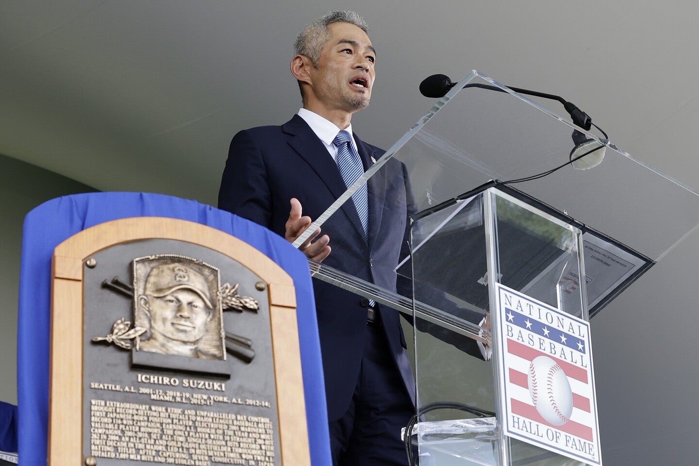 笑いあり、涙ありのスピーチで、イチローは多くの名前を挙げて感謝を示した。(C)Getty Images