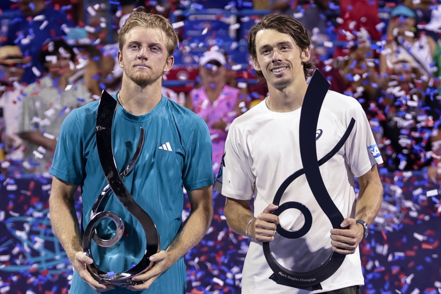 ワシントン大会決勝でダビドビッチフォキナ（左）に逆転勝ちし、ツアー10勝目を挙げたデミノー（右）。試合後には、落ち込む相手を気遣う場面も見られた。（C）Getty Images