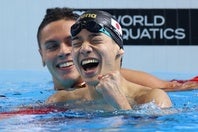 18歳の村佐が日本新記録で銅メダルを獲得。喜びを爆発させた。(C)Getty Images
