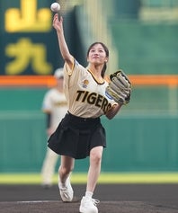 甲子園のマウンドに立った川上千尋さん。「アイドルラスト始球式」を鮮やかな投球で締めた。写真：産経新聞社