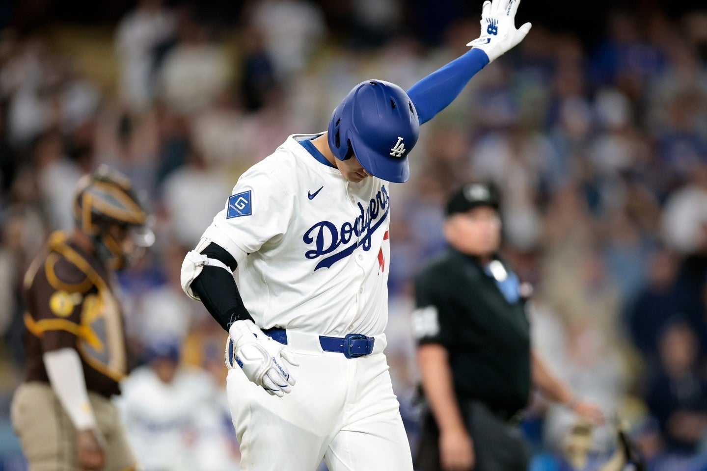 報復死球を受けた直後、大谷は自軍ベンチに左手を挙げて怒りを鎮めた。(C)Getty Images