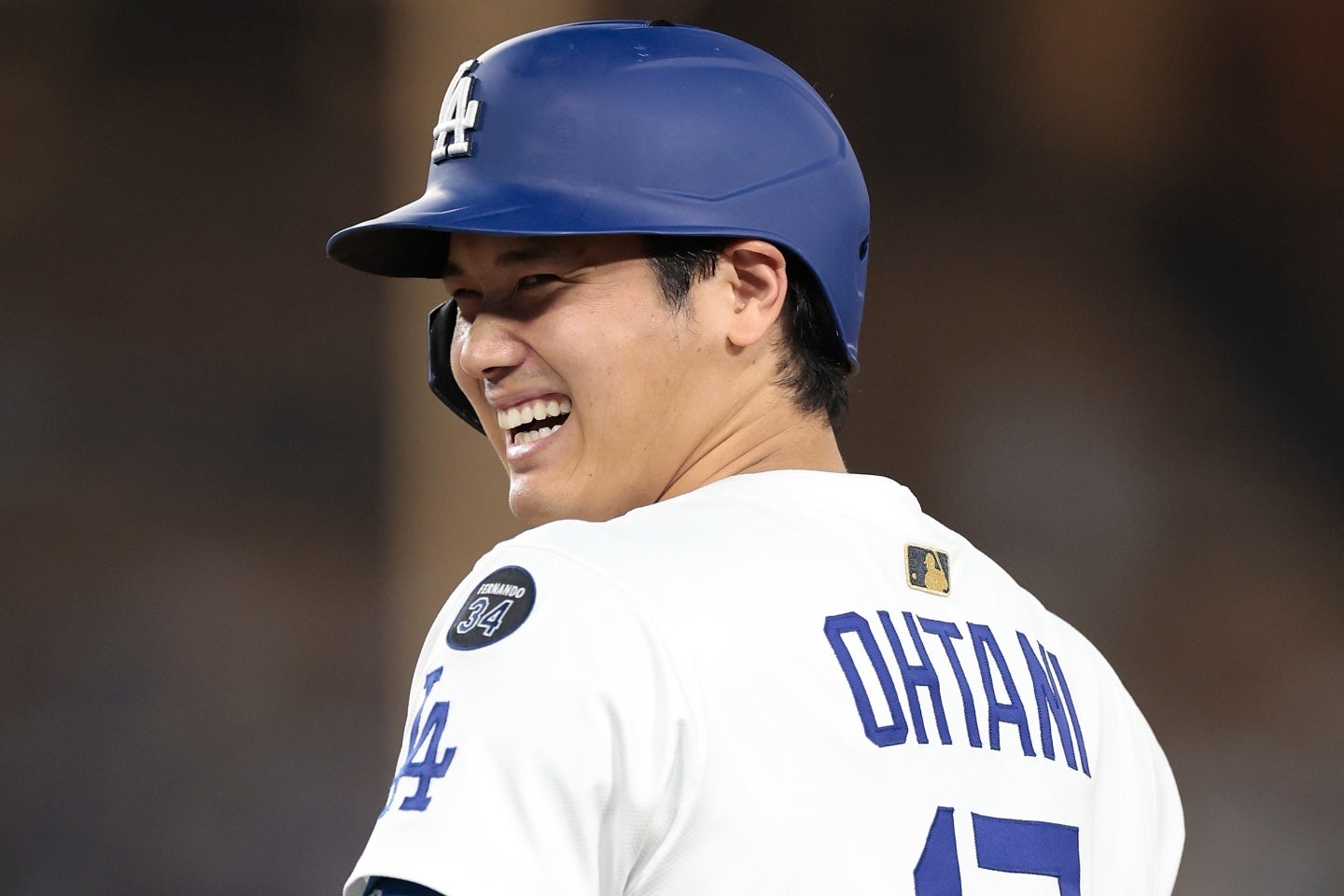 一塁上で大谷は笑顔を浮かべ、殺伐とした雰囲気を和らげた。(C)Getty Images