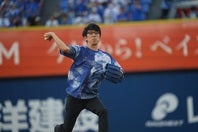 ダーリンハニーの吉川さんが念願の始球式で見事な投球を見せた。写真：萩原孝弘
