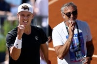 新体制を模索するルネ（左）は、ジョコビッチやシナーを指導した名トレーナー、パニチ氏（右）をチームに招き、新たな挑戦を始めた。(C)Getty Images