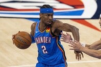昨季のSGAは初の得点王にシーズン＆ファイナルMVP獲得など、キャリア最高の１年を過ごした。(C)Getty Images