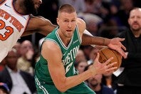 2024年にセルティックスの優勝に貢献したポルジンギスだが、昨プレーオフでは体調不良で不発に終わった。(C)Getty Images